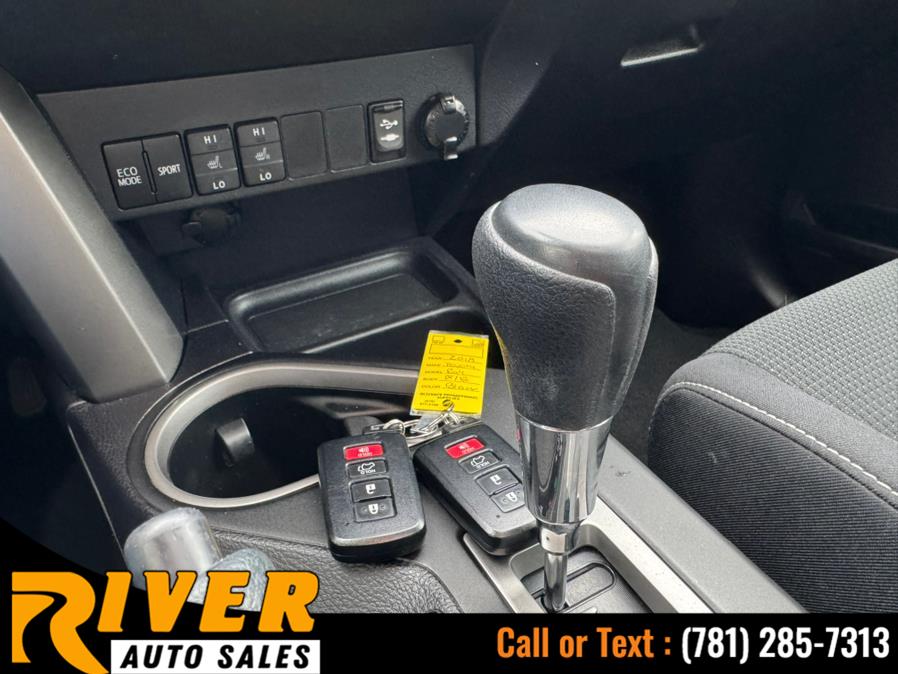 2018 Toyota RAV4 XLE AWD (Natl) photo