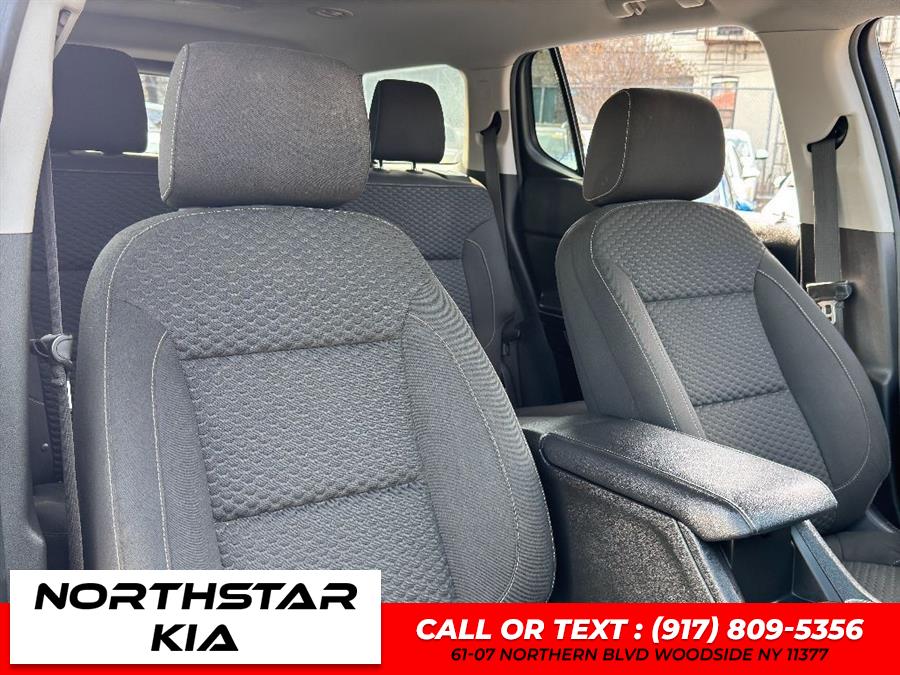 2022 Nissan Pathfinder SV photo