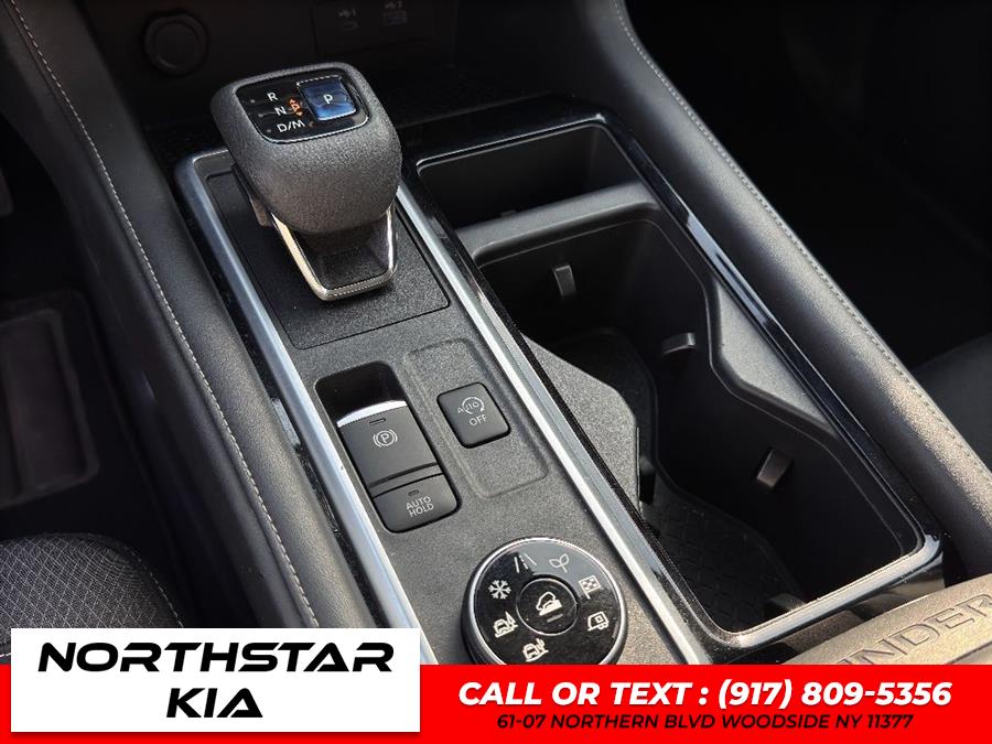 2022 Nissan Pathfinder SV photo