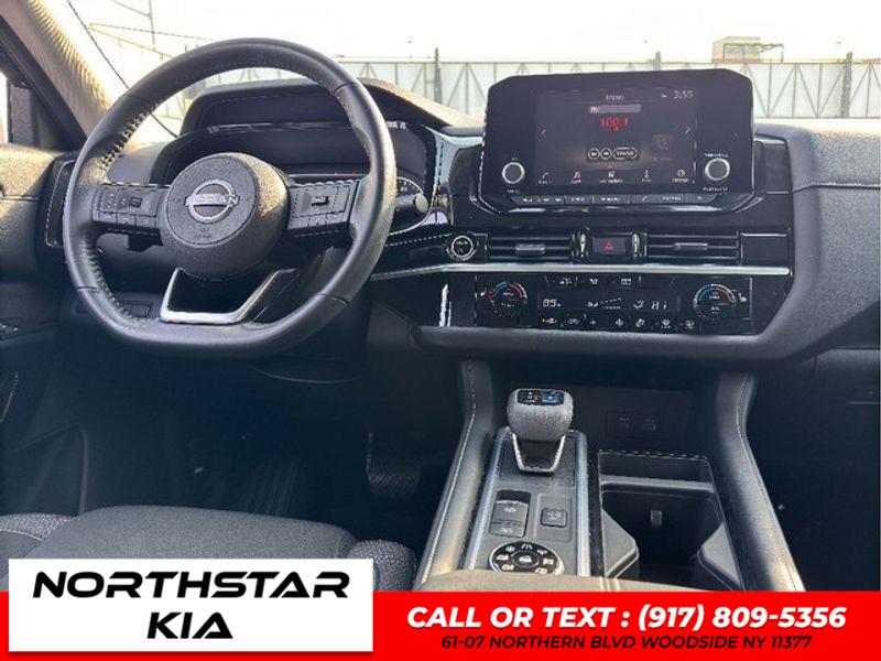 2022 Nissan Pathfinder SV photo