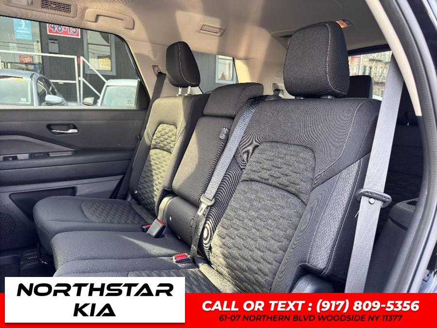 2022 Nissan Pathfinder SV photo