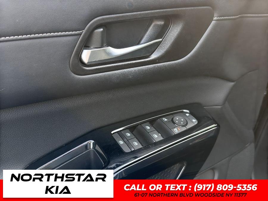 2022 Nissan Pathfinder SV photo