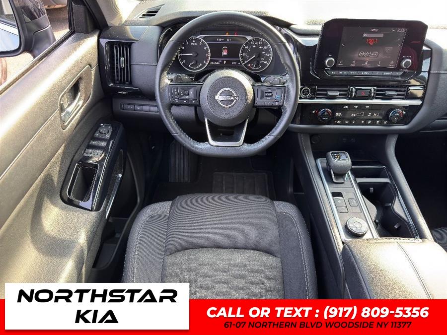 2022 Nissan Pathfinder SV photo