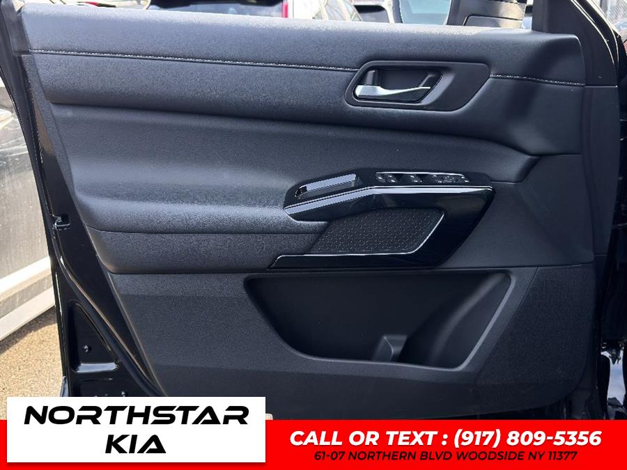2022 Nissan Pathfinder SV photo