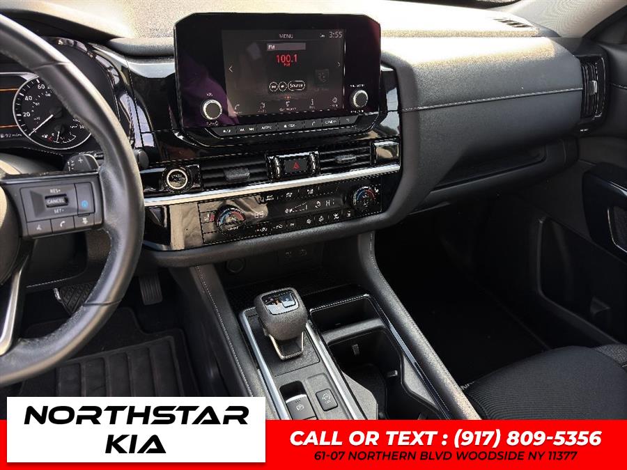 2022 Nissan Pathfinder SV photo