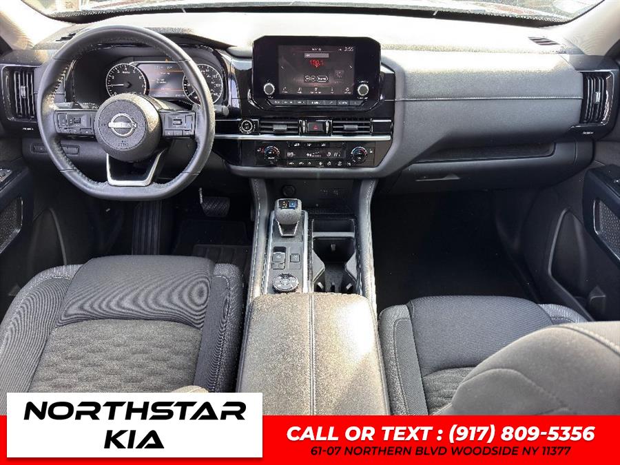 2022 Nissan Pathfinder SV photo