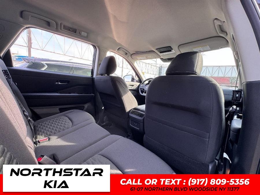 2022 Nissan Pathfinder SV photo