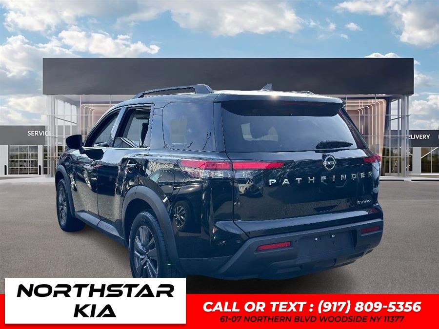 2022 Nissan Pathfinder SV photo
