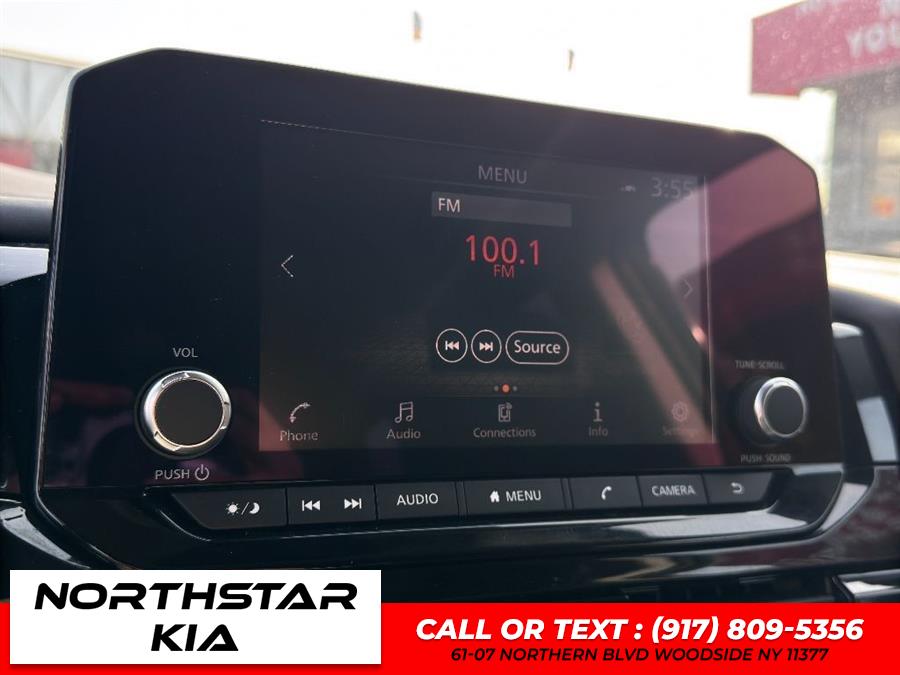 2022 Nissan Pathfinder SV photo