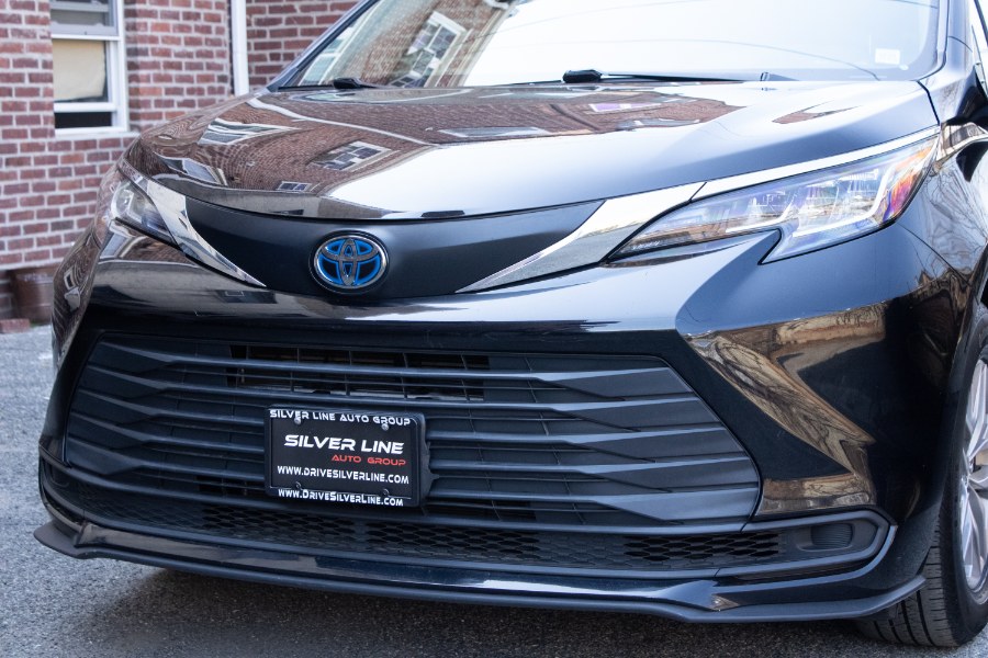 2021 Toyota Sienna LE AWD 8-Passenger (Natl) photo