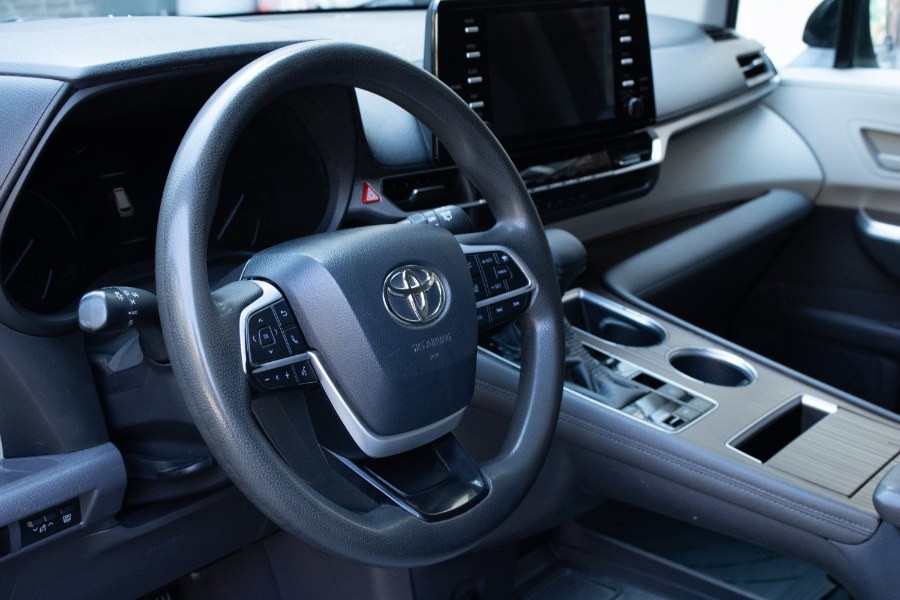 2021 Toyota Sienna LE AWD 8-Passenger (Natl) photo