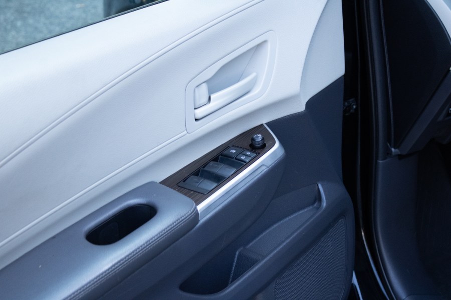 2021 Toyota Sienna LE AWD 8-Passenger (Natl) photo