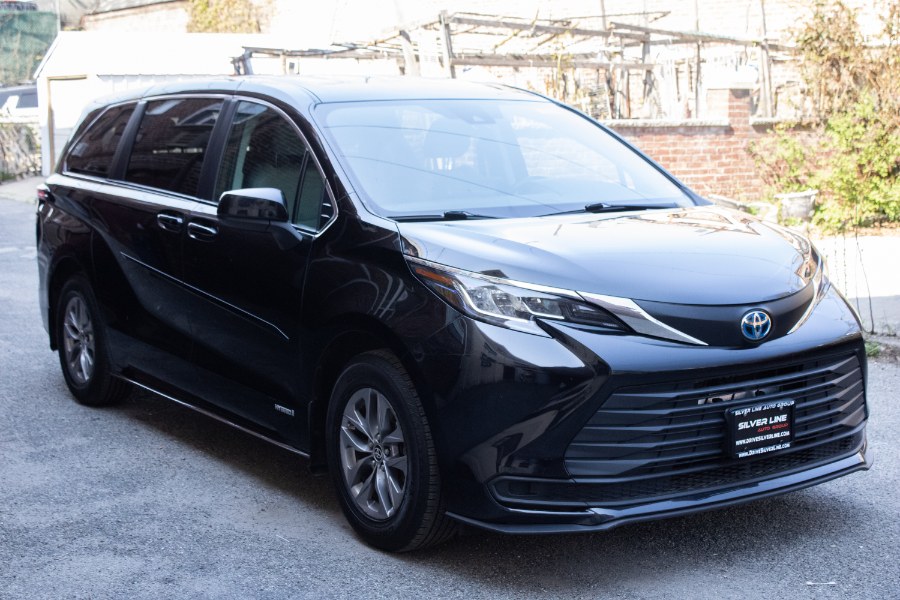 2021 Toyota Sienna LE AWD 8-Passenger (Natl) photo