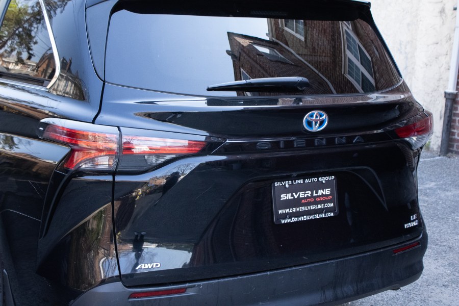 2021 Toyota Sienna LE AWD 8-Passenger (Natl) photo