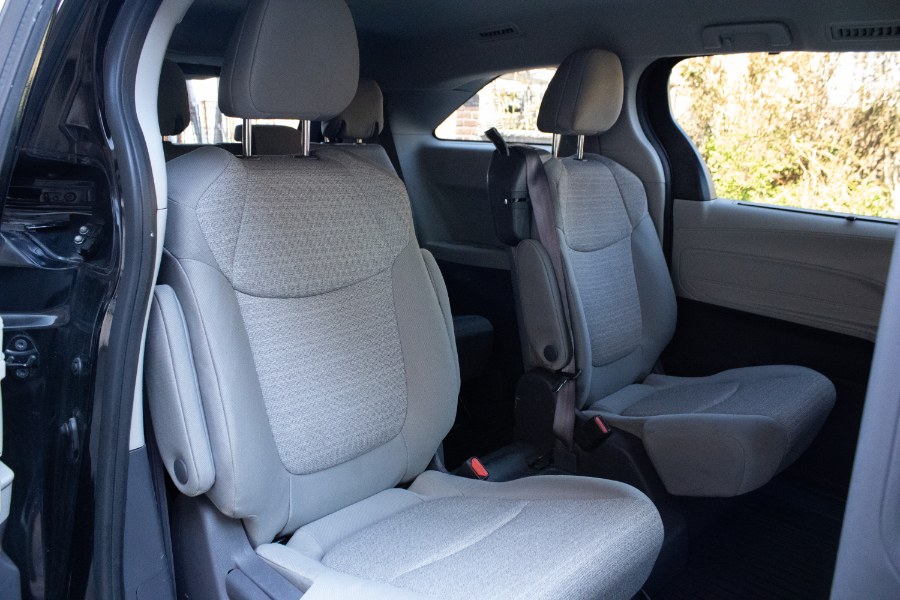 2021 Toyota Sienna LE AWD 8-Passenger (Natl) photo