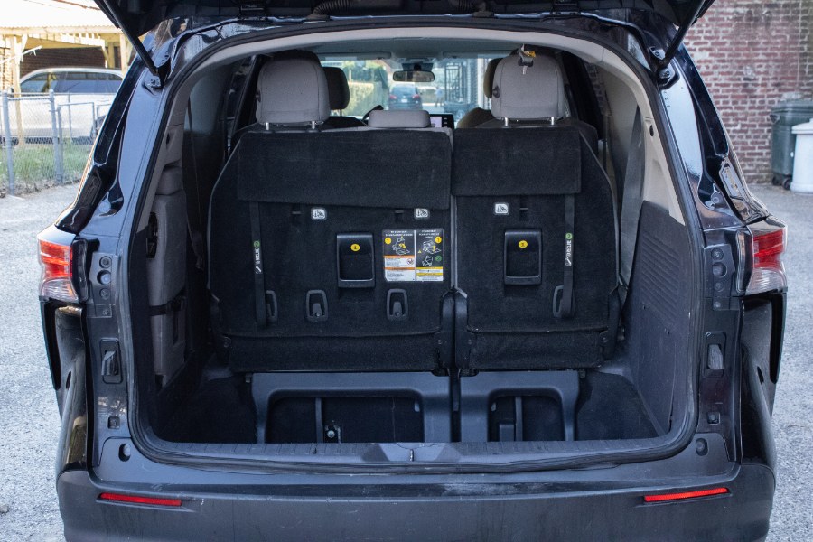2021 Toyota Sienna LE AWD 8-Passenger (Natl) photo