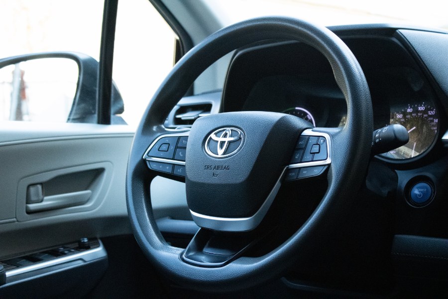 2021 Toyota Sienna LE AWD 8-Passenger (Natl) photo