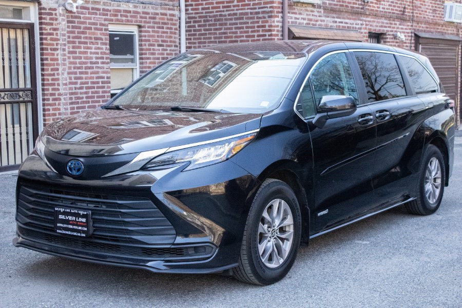 2021 Toyota Sienna LE AWD 8-Passenger (Natl) photo