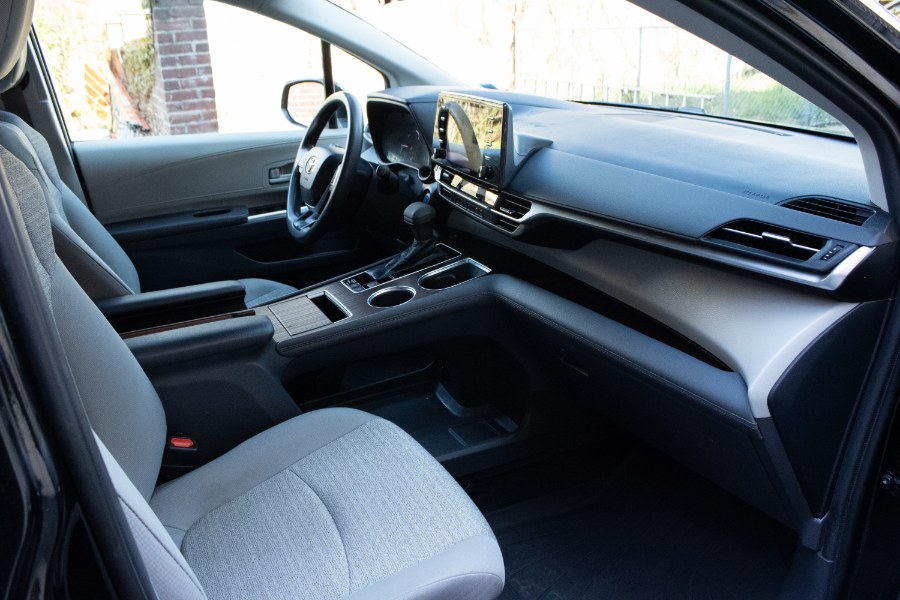 2021 Toyota Sienna LE AWD 8-Passenger (Natl) photo