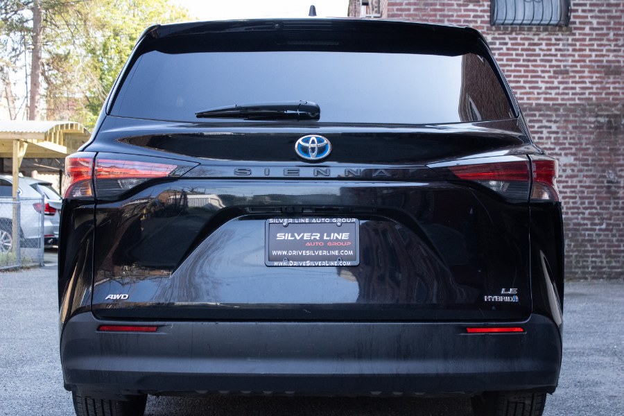 2021 Toyota Sienna LE AWD 8-Passenger (Natl) photo