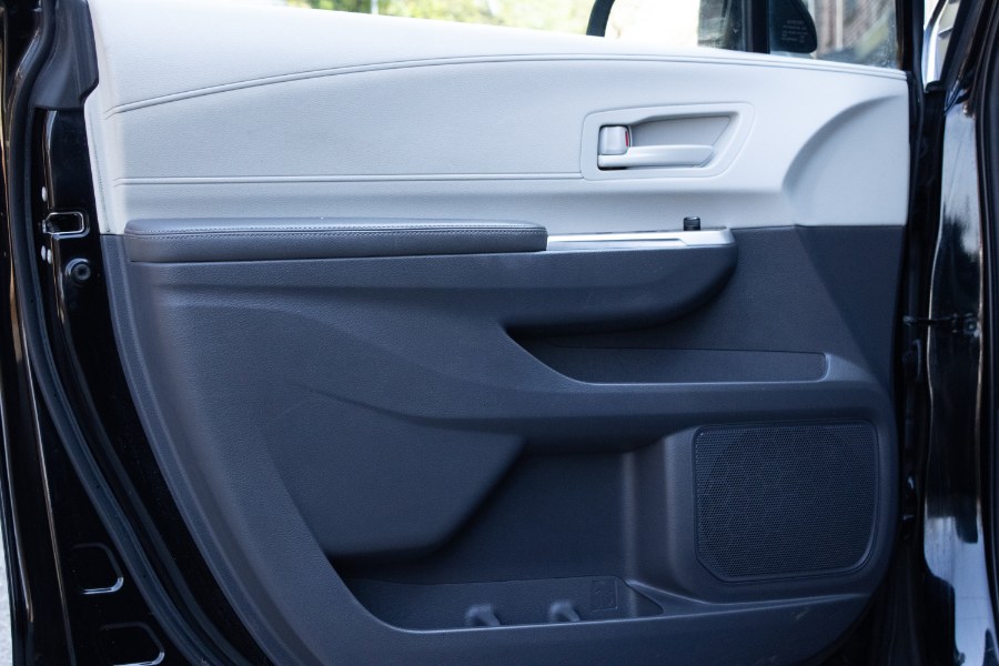 2021 Toyota Sienna LE AWD 8-Passenger (Natl) photo