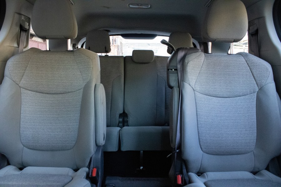 2021 Toyota Sienna LE AWD 8-Passenger (Natl) photo