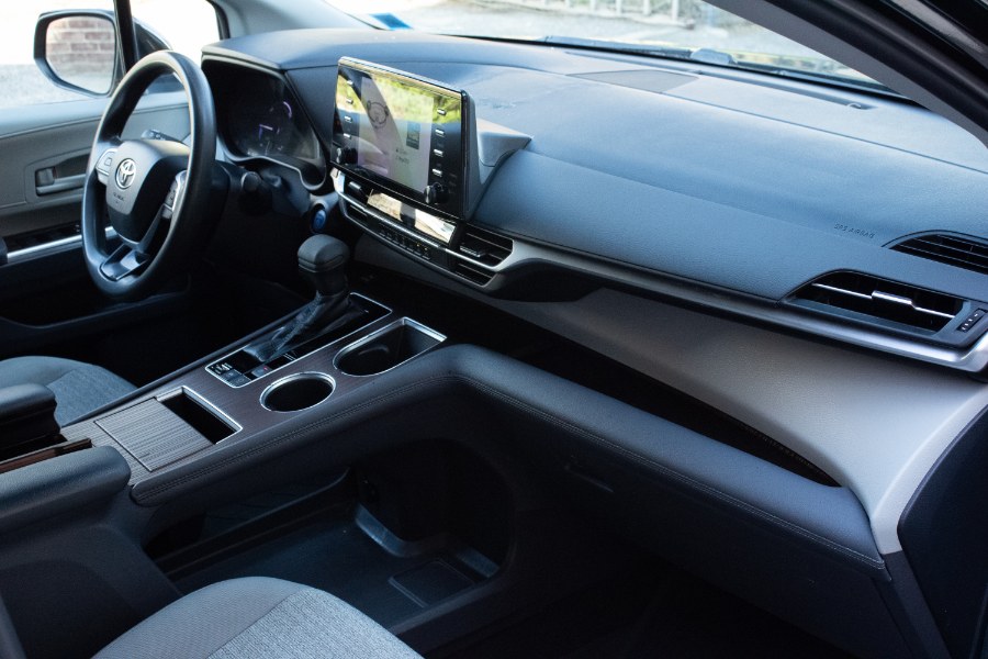 2021 Toyota Sienna LE AWD 8-Passenger (Natl) photo