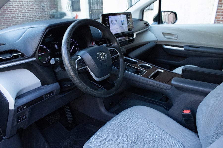 2021 Toyota Sienna LE AWD 8-Passenger (Natl) photo
