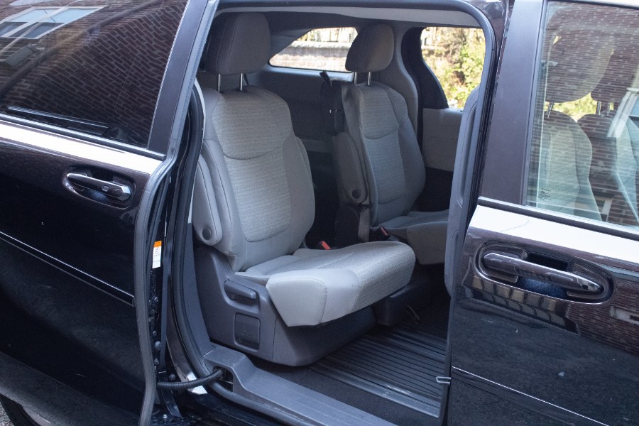 2021 Toyota Sienna LE AWD 8-Passenger (Natl) photo