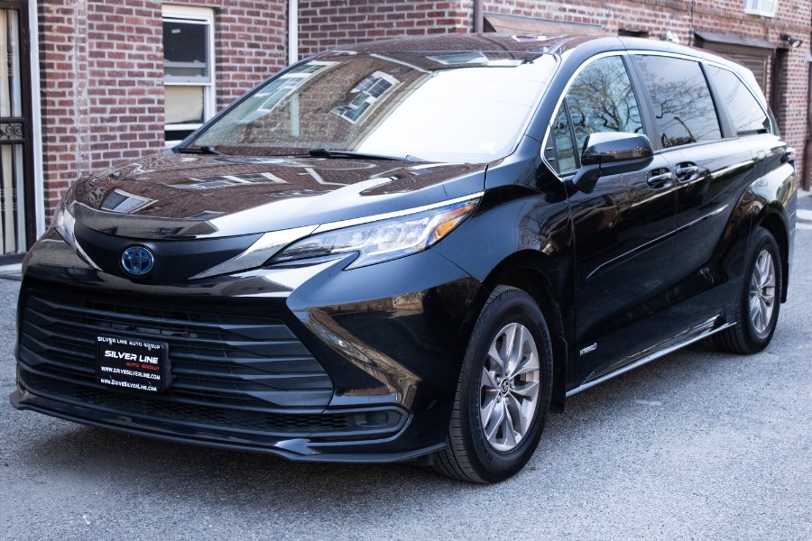 2021 Toyota Sienna LE AWD 8-Passenger (Natl) photo