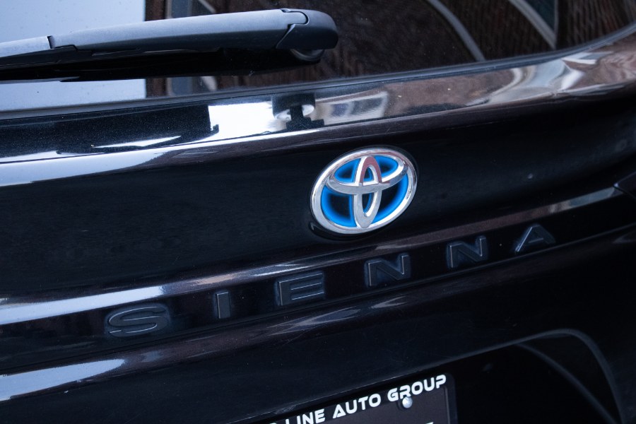 2021 Toyota Sienna LE AWD 8-Passenger (Natl) photo