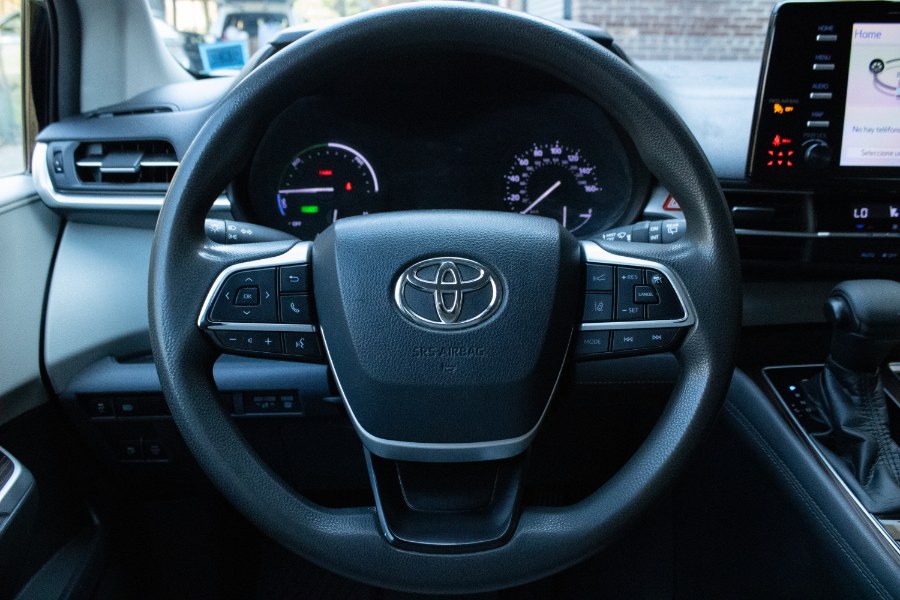 2021 Toyota Sienna LE AWD 8-Passenger (Natl) photo