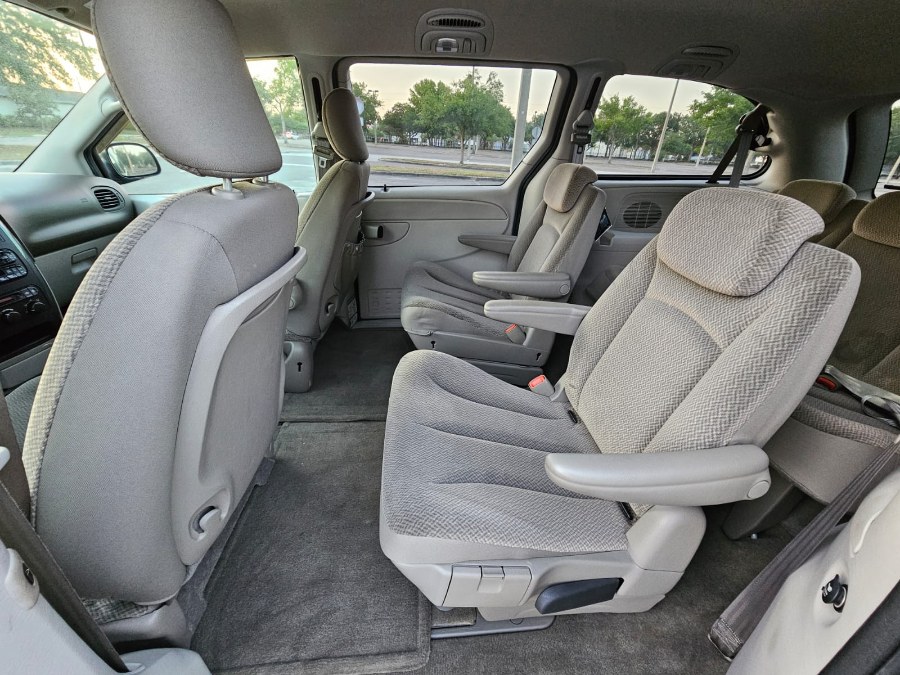 2005 Dodge Grand Caravan SXT photo