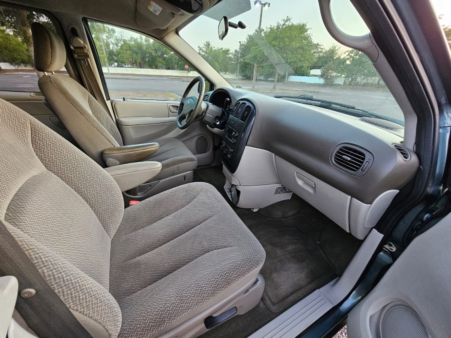 2005 Dodge Grand Caravan SXT photo