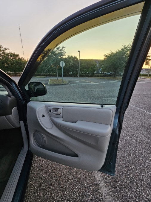 2005 Dodge Grand Caravan SXT photo