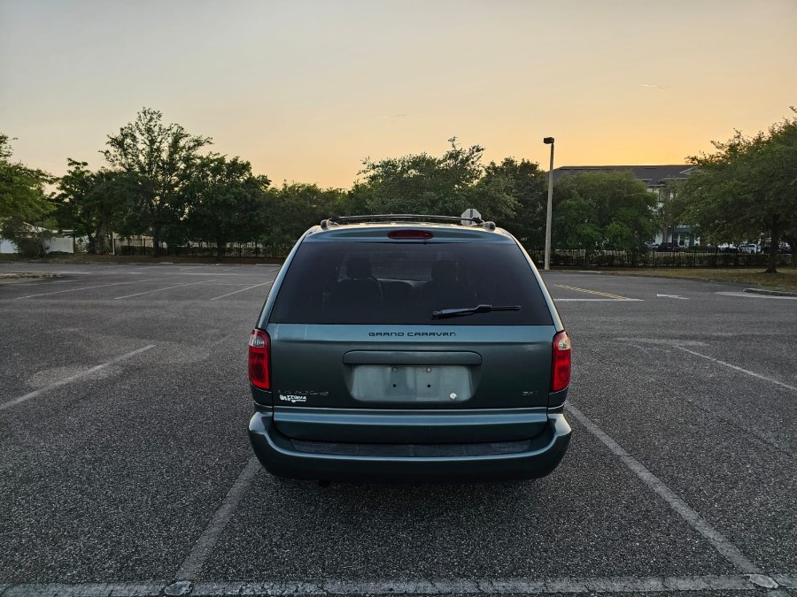 2005 Dodge Grand Caravan SXT photo