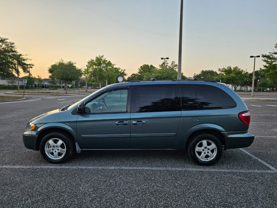 2005 Dodge Grand Caravan SXT photo