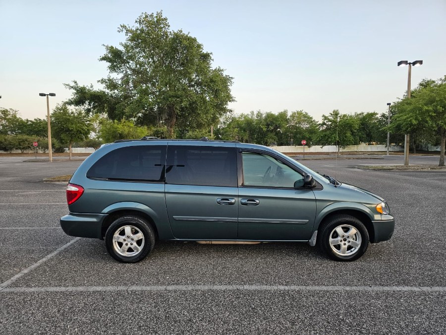 2005 Dodge Grand Caravan SXT photo