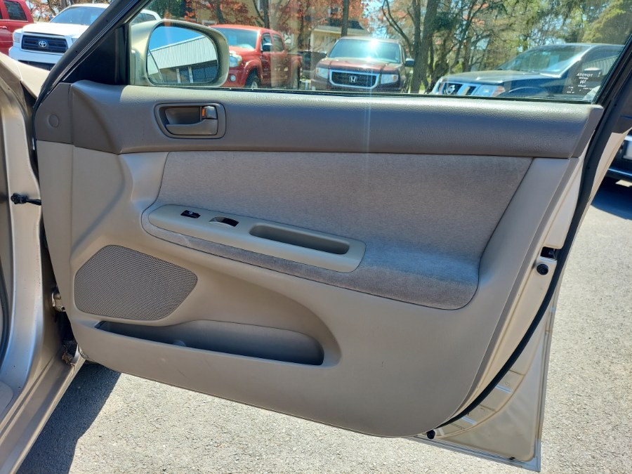 2004 Toyota Camry LE photo