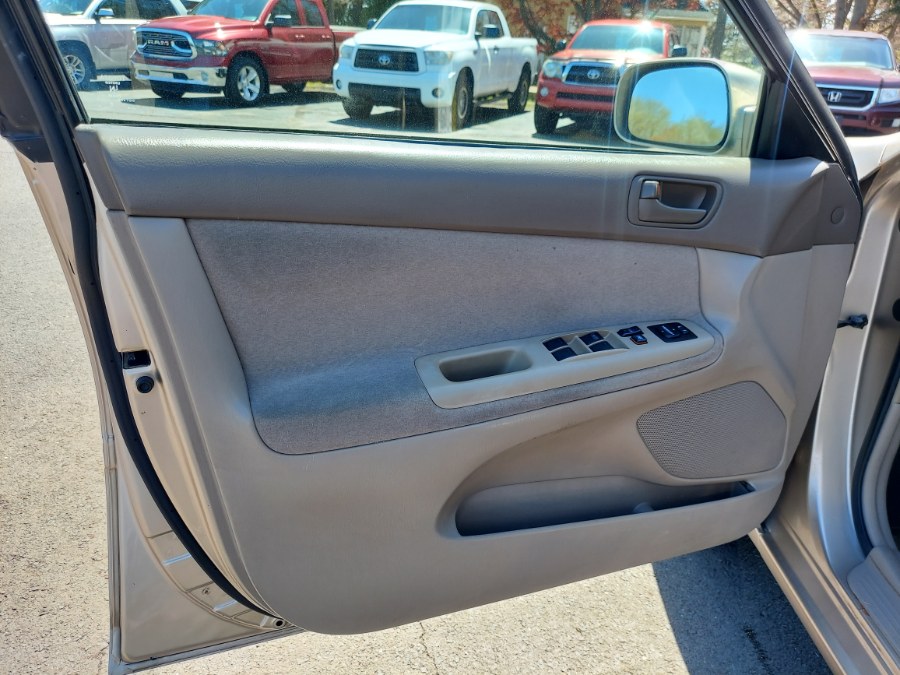 2004 Toyota Camry LE photo
