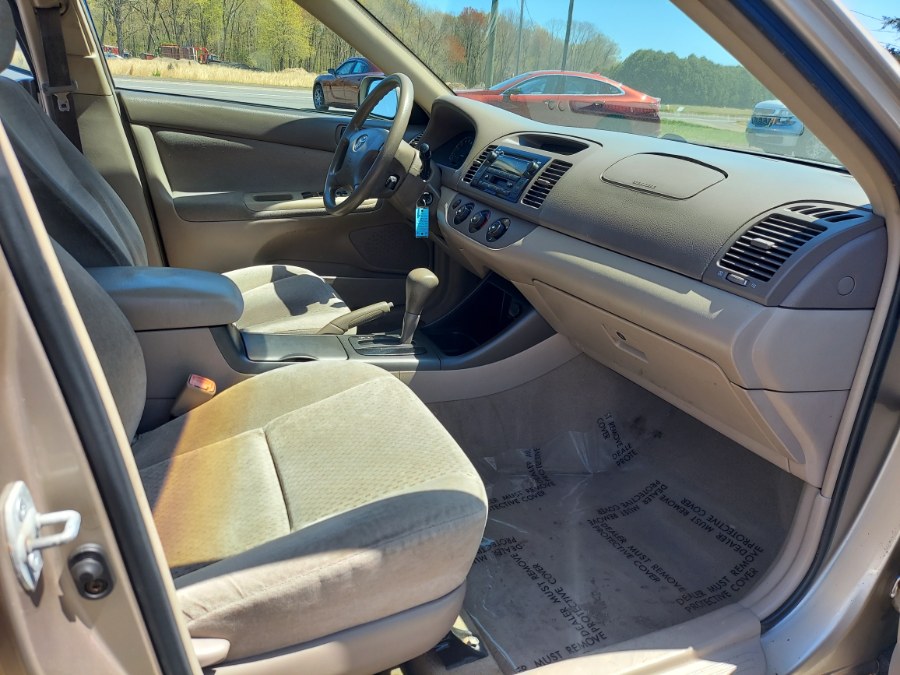 2004 Toyota Camry LE photo