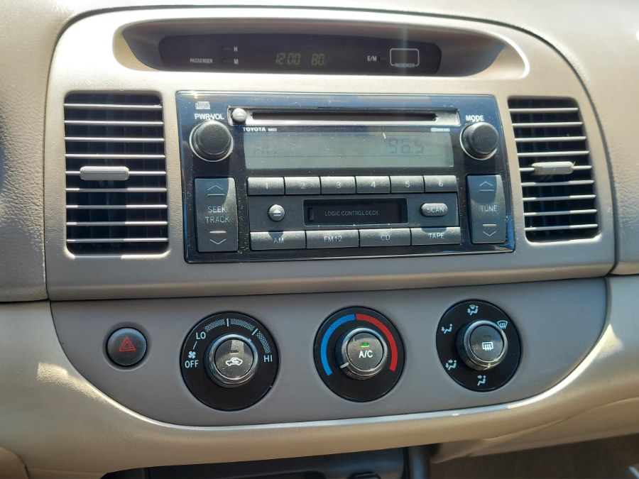 2004 Toyota Camry LE photo