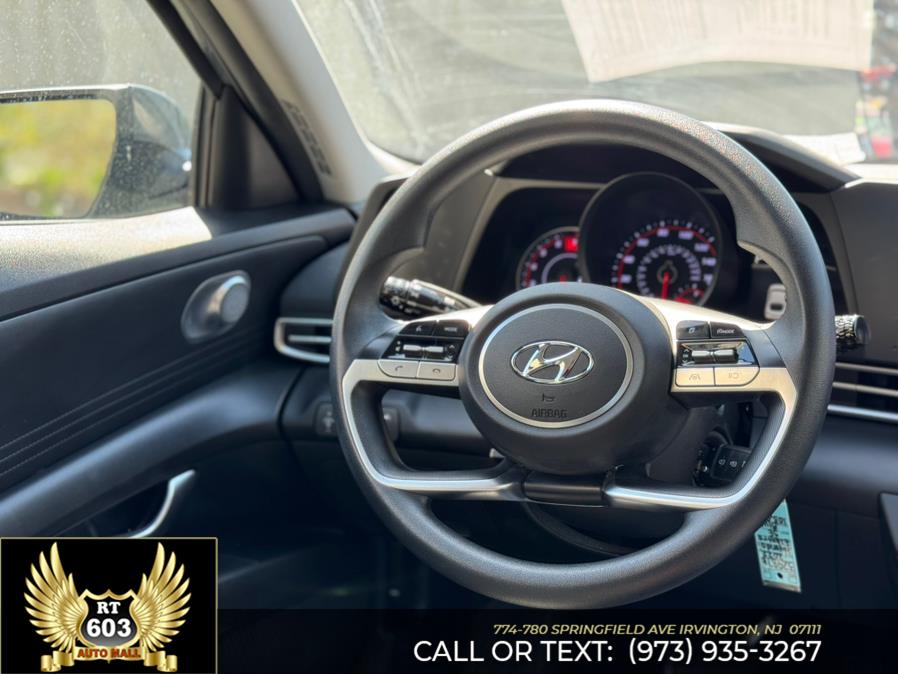 2022 Hyundai Elantra SE IVT photo