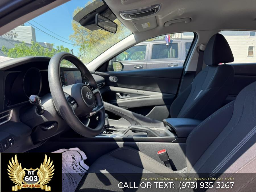 2022 Hyundai Elantra SE IVT photo