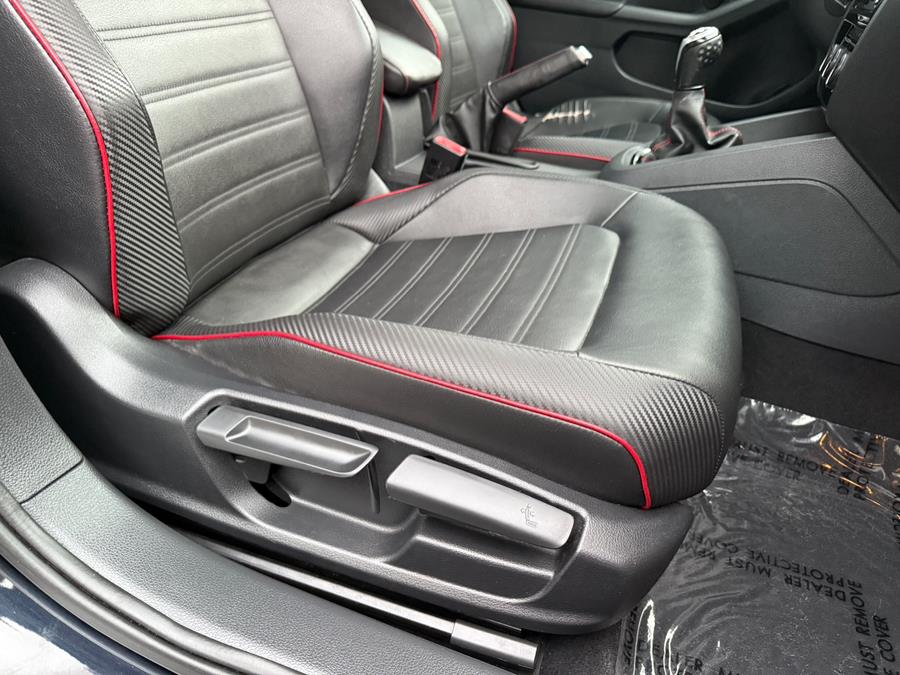2015 Volkswagen Jetta Sedan 4dr Man 2.0T GLI SEL PZEV photo
