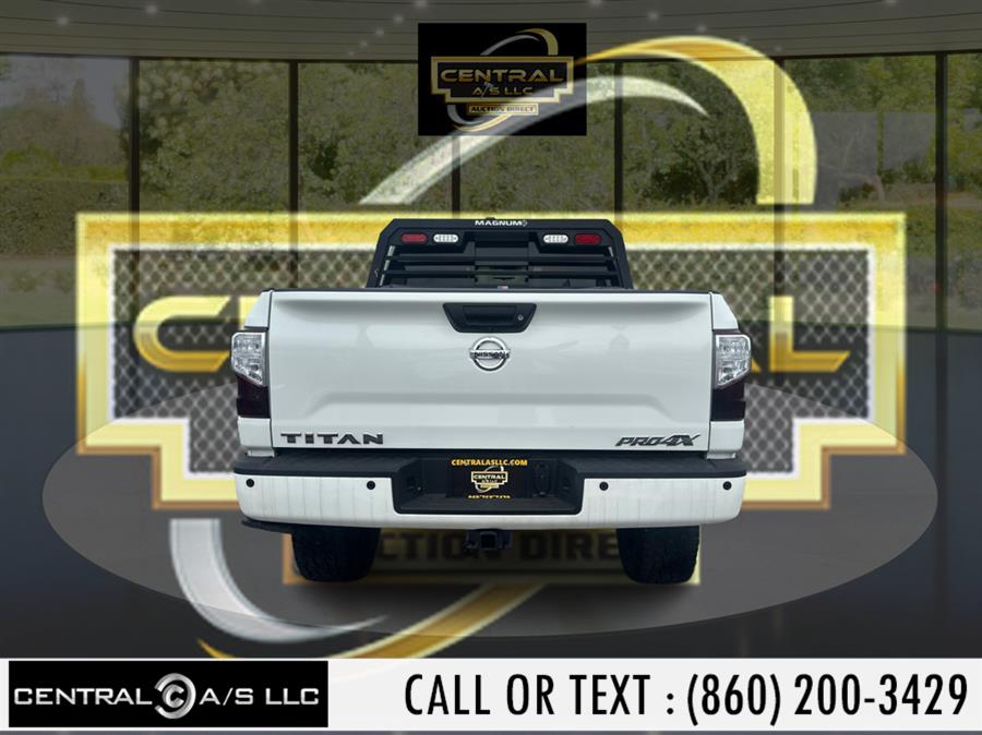 2017 Nissan Titan 4x4 Crew Cab PRO-4X photo