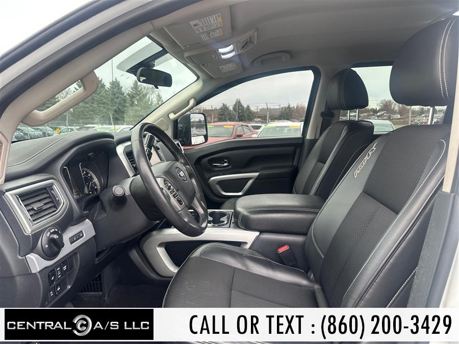 2017 Nissan Titan 4x4 Crew Cab PRO-4X photo