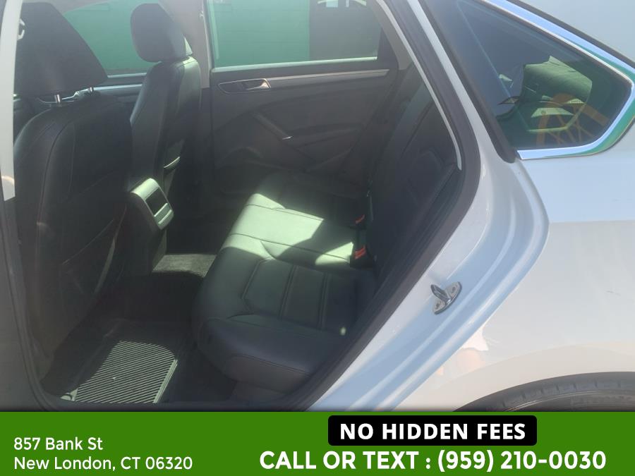 2017 Volkswagen Passat R-Line w/Comfort Pkg Auto photo