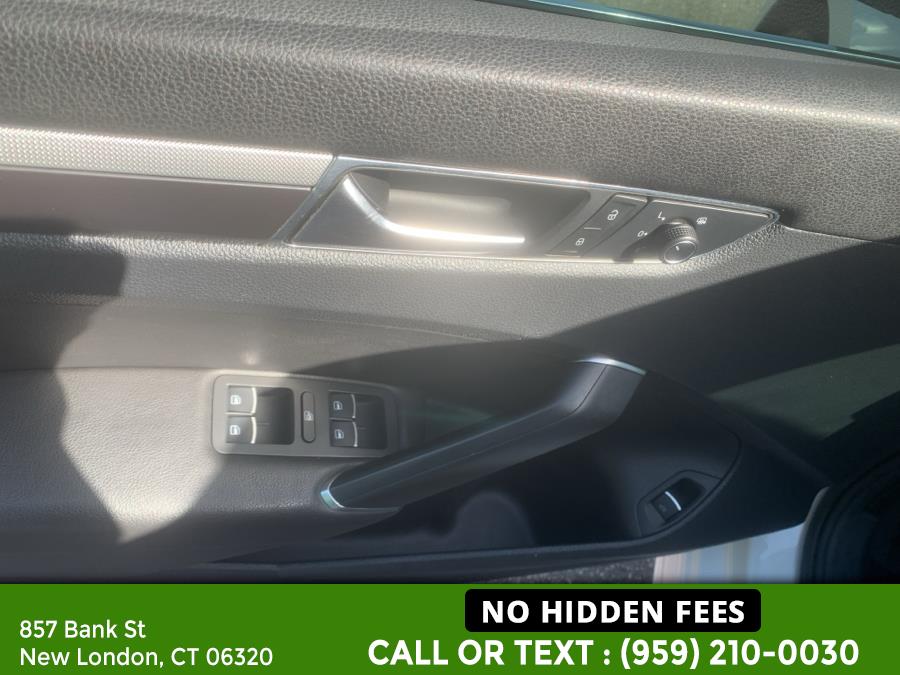2017 Volkswagen Passat R-Line w/Comfort Pkg Auto photo