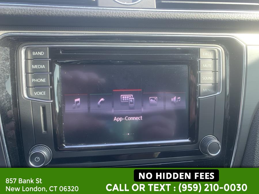 2017 Volkswagen Passat R-Line w/Comfort Pkg Auto photo